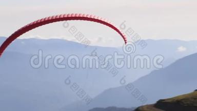沿着山脊飞升的滑翔伞获得升力。